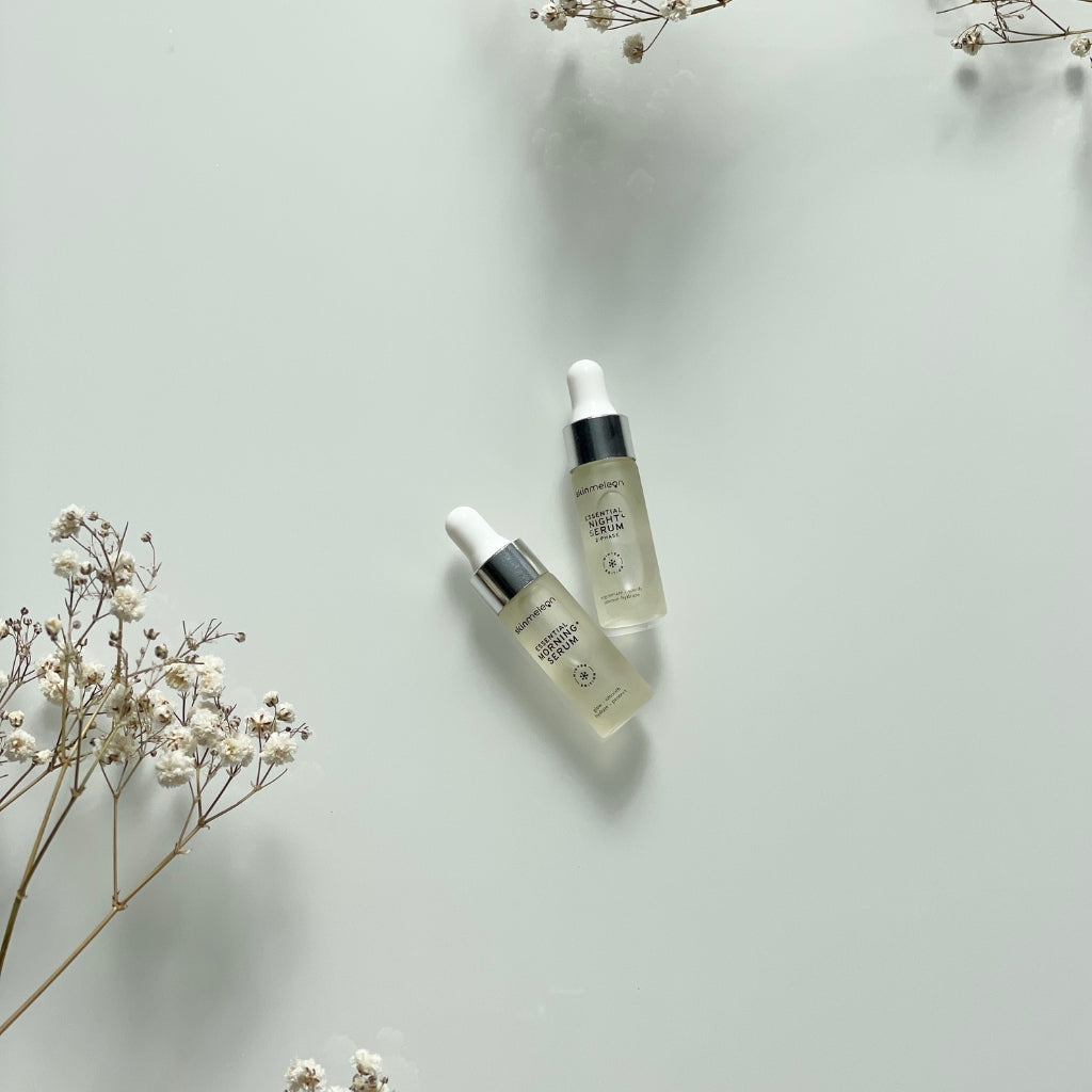 Das essenzielle Morgen Serum und das hochwirksame Nacht Serum im Probeset von skinmeleon skincare.